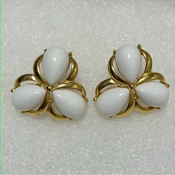 Trifari Vintage White & Gold Tone Post Earrings - Picture 2 of 4